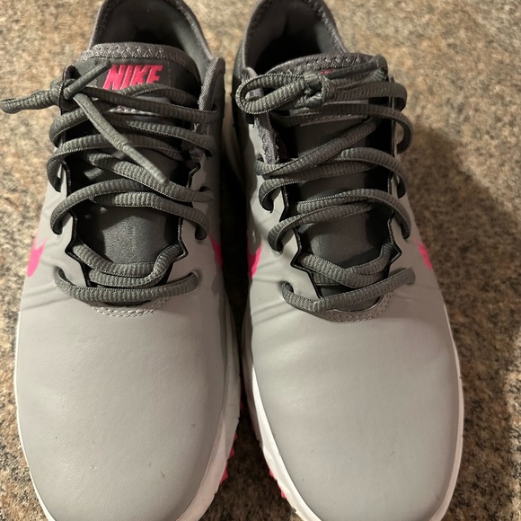 Size 6.5 women’s Nike sneakers never worn - Picture 3 of 4